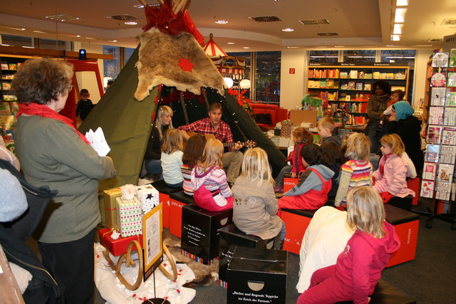 gal/2010/2010 Saitentwist Mayersche Buchhandlung Essen 03.12.Lesezelt Frau Kuehn Verein/2010 Saitentwist Mayersche 03.12. Lesezelt Frau Kuehn Essen 060.jpg